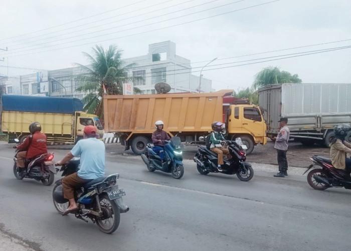 Antrean Truk di SPBU Bikin Jalintim Ogan Ilir Macet Parah, Personel Polsek Indralaya Turun Tangan Atur Lalin