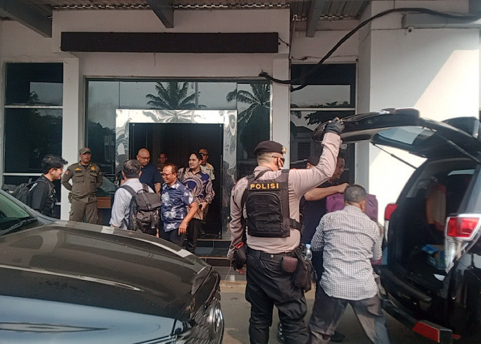 KPK Geledah ULP dan Dinas PUPR Muara Enim, Penyidik Bawa Tiga Koper dan Tas