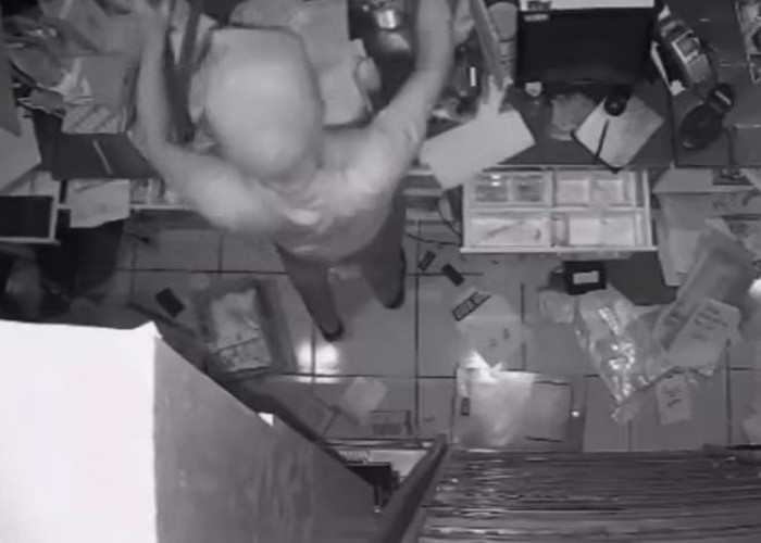Indomaret di Palembang Dibobol Maling, Pelaku Masuk Jebol Atap, Gasak Barang hingga Rokok