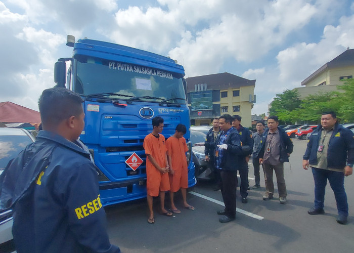 Polda Sumsel Ringkus 2 Pelaku Pengoplos Solar Pertamina dengan Minyak Ilegal Asal Muba