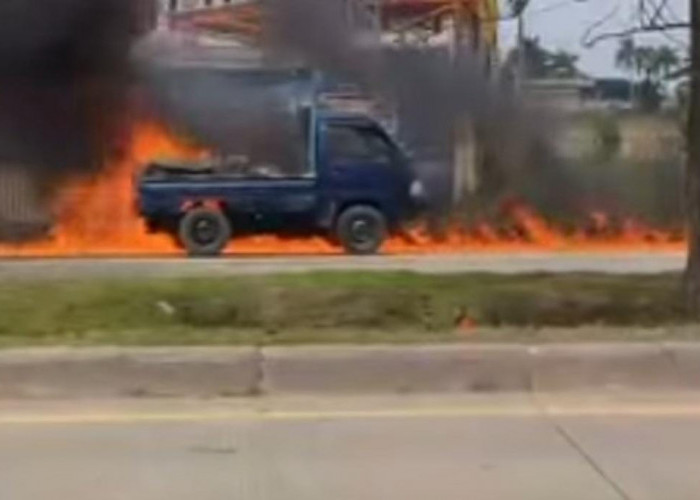 Angkut BBM, Mobil Pick Up Terbakar Hebat di Jalan Alamsyah Ratu Prawiranegara, Api Menjalar  