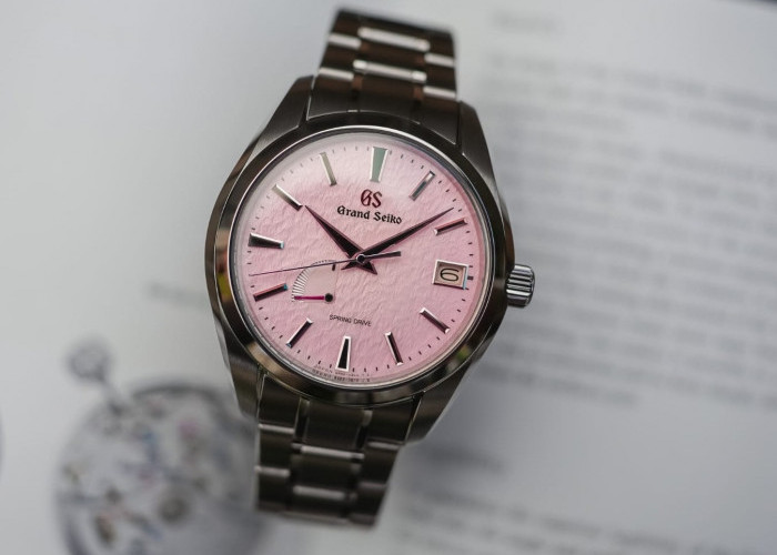 Grand Seiko Merayakan 20 Tahun Kaliber Spring Drive 9R Melalui Jam Tangan Pink Snowflake SBGA497