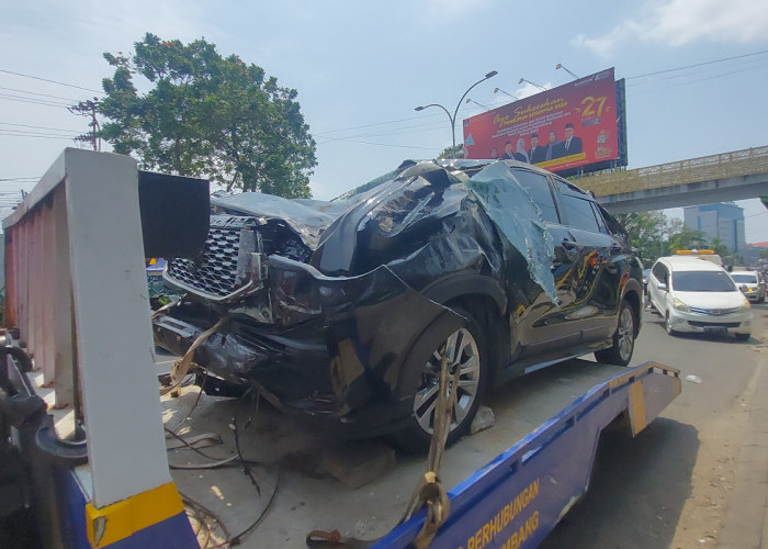 Mobil yang Melayang dan Tabrak Median Jalan Jenderal Sudirman Palembang Ternyata Innova Zenix, 3 Mobil Ringsek