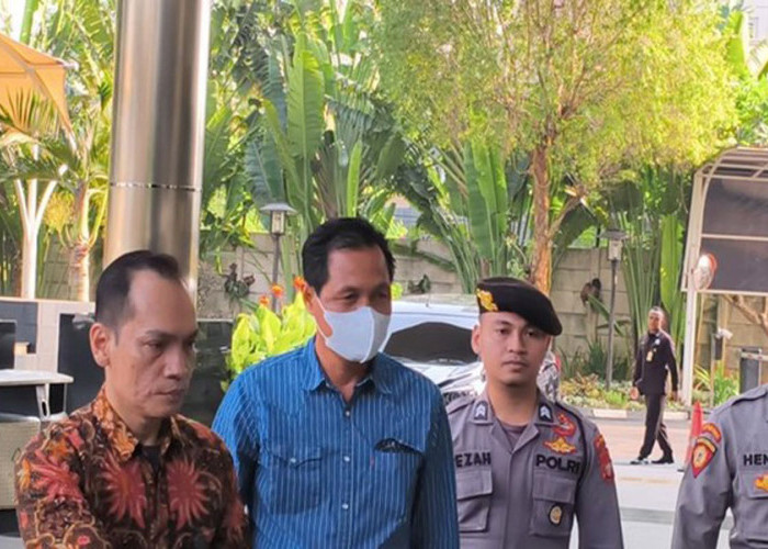 Tiba di Gedung KPK, Bupati Muara Enim Memakai Masker