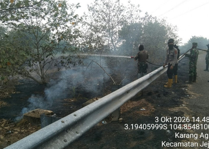 Pinggiran Tol Kayuagung Terbakar, Babinsa Gerak Cepat Padamkan Cegah Api Meluas