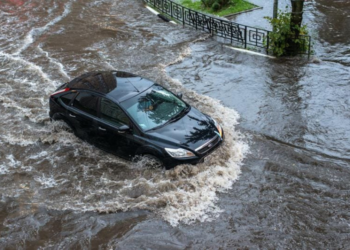 Simak Tips Praktis Klaim Asuransi Mobil Akibat Bencana Banjir Tahun 2026
