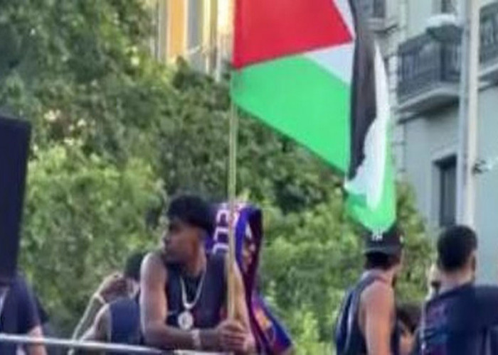 PM Spanyol Bangga Lamine Yamal Kibarkan Bendera Palestina saat Pawai Kejuaraan