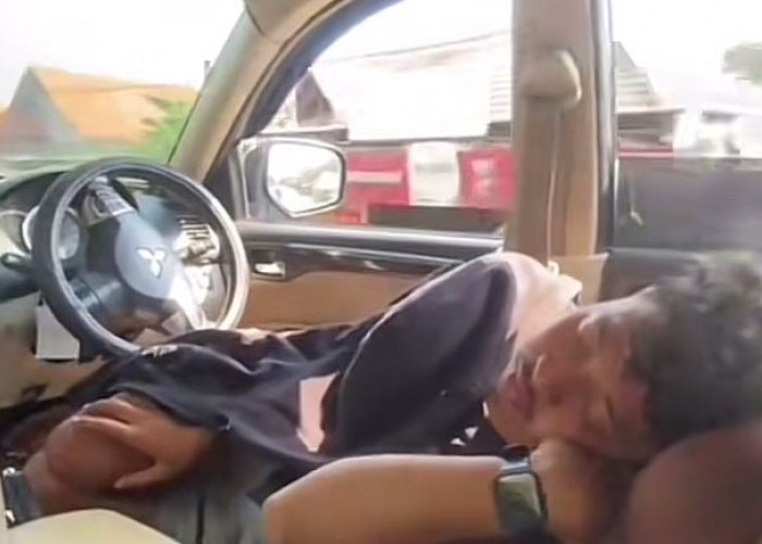 HEBOH! Pria Ini Kendarai Mobil Sambil Tiduran, Netizen Terkejut Rupanya Mobil Auto Pilot Sudah Masuk Tanah Air