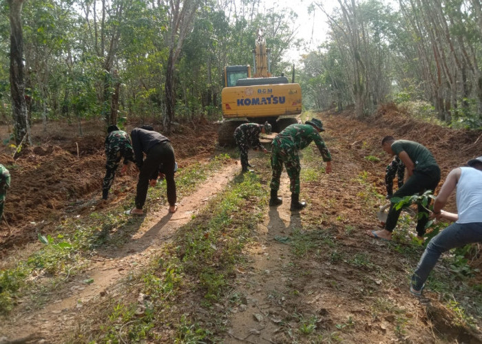 Dulu Jalan Setapak Kini Akses Jalan Desa Pematang Sukatani OKI Dibuka TNI Bersama Warga 