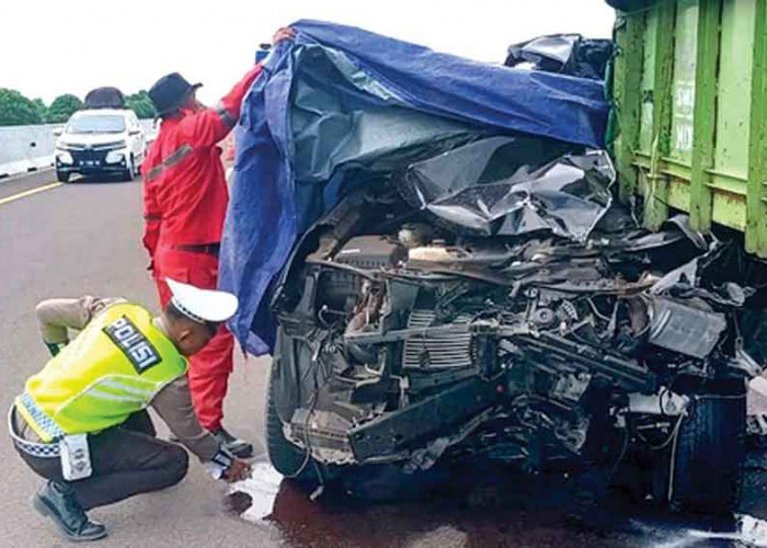 Pulang dari Sekayu, Fortuner Hantam Belakang Truk di Tol Palembang-Kayuagung, 4 Orang Penumpang Tewas