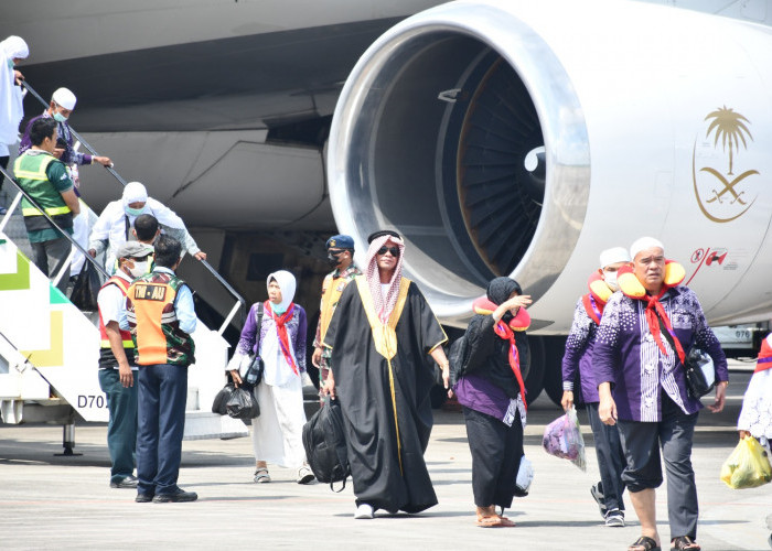Adu Gaya Kedatangan Jemaah Haji Kloter 14 Debarkasi Palembang, Saat Tiba di Bandara SMB II Palembang