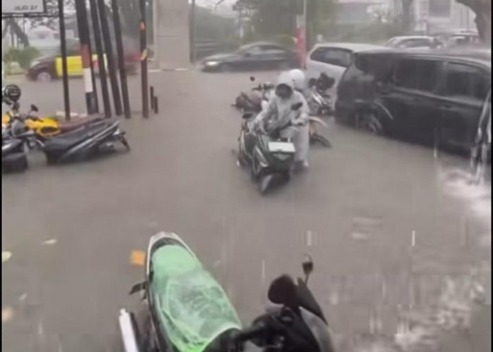 Hujan Deras Sekejab: Palembang Dikepung Banjir, Listrik Padam, Kendaraan Mogok Nekat Terobos Kemacetan 