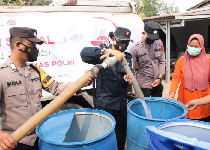 Sambut HUT Humas Polri ke-72, Polda Sumsel Bagikan Air Bersih ke Warga Talang Betutu Palembang