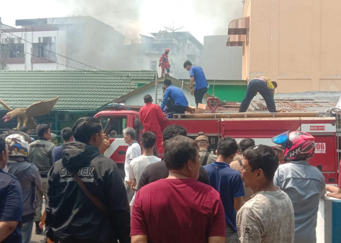 Gudang Sepeda di Lubuklinggau Hangus Terbakar, Ratusan Warga Ramai Saksikan Pemadaman Api 