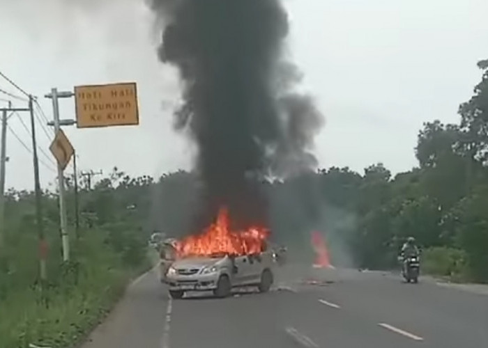 Mobil Terbakar di Jalan Lintas Palembang-Indralaya Desa Pulau Semambu Ogan Ilir, Arus Lalu Lintas Terganggu