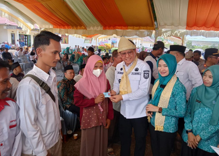 Pasar Murah dan Bantuan Sosial di Air Salek, Pj. Bupati Banyuasin Dorong Warga Tanam Sayur dan Tekan Inflasi