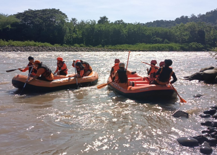 Tim Rescue Basarnas Cari Kakek Pencari Batu yang Tenggelam di Sungai Lematang Lahat