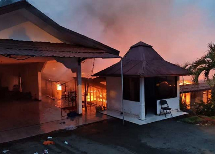 BREAKING NEWS, Rumah Dinas Kapolda Papua Ludes Terbakar