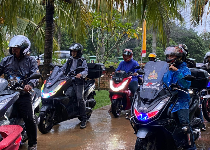 7 Langkah Aman Berkendara di Jalan Licin Saat Musim Hujan ala Astra Motor Sumsel
