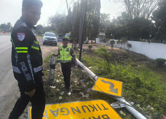 Tiang Rambu Jalan di Depan PT DKU Pulau Semambu Roboh, Satlantas Polres OI Imbau Pengendara Berhati-Hati