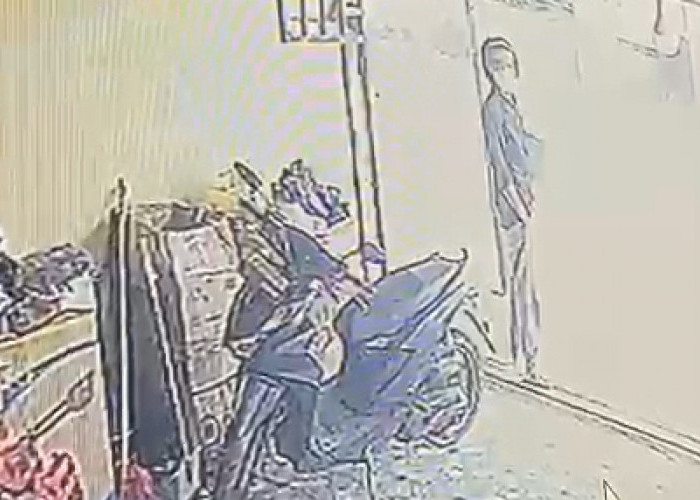 Mengendap-endap Masuk Ruko Lalu Embat Motor, Wajah Pelaku Curanmor di Palembang Terekam CCTV 
