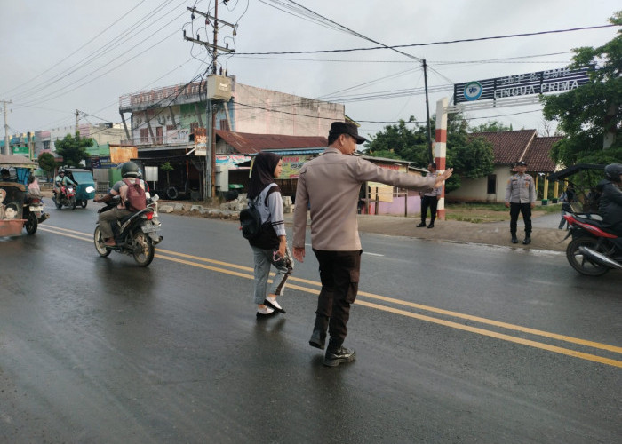 Cegah Kepadatan Arus Lalu Lintas & Kecelakaan Pelajar, Anggota Polsek Indralaya Ogan Ilir Lakukan Pengaturan