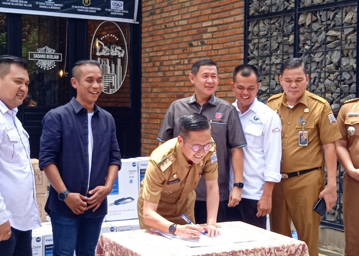 7 Developer Palembang Bantu 100 Lampu Jalan untuk Kecamatan Gandus, Ratu Dewa Beri Respon Positif