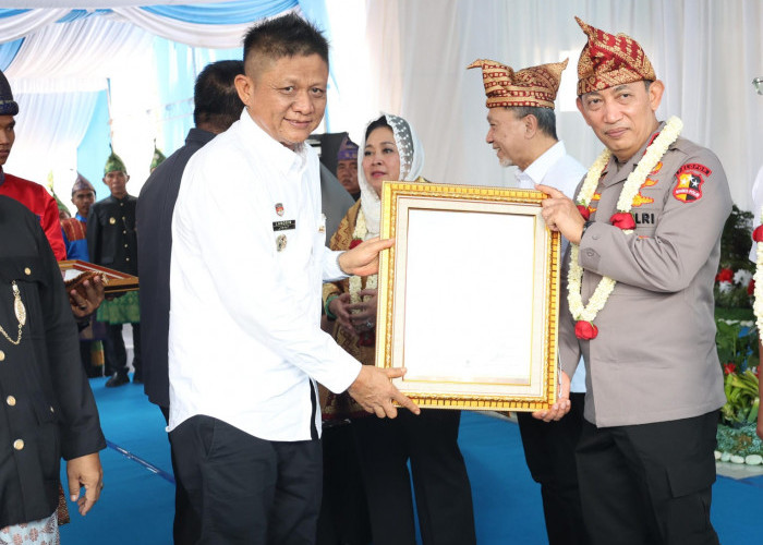 Bupati OKU Timur Linosin Dampingi Kapolri dan Ketua Komisi IV DPR Panen Raya Jagung