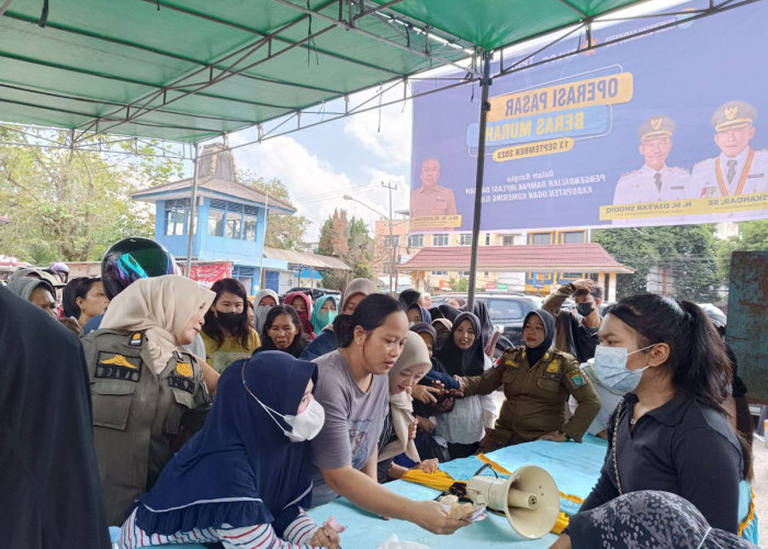 1.600 Kupon Ludes, Warga Serbu Operasi Pasar Beras Murah di Pasar Kayuagung
