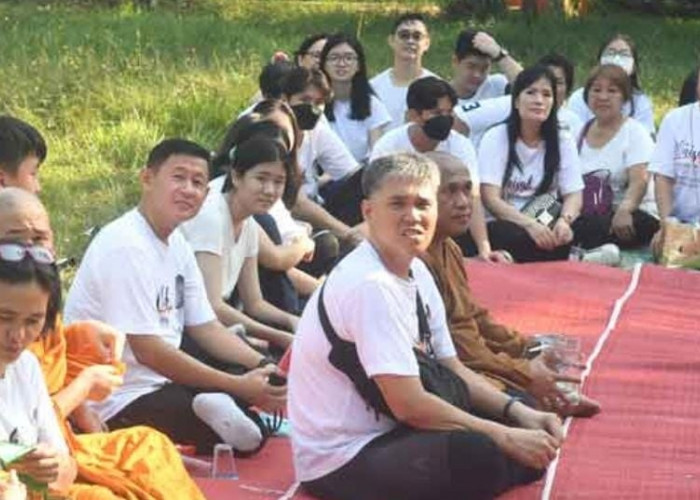 Penutup Rangkaian Waisak 2567 TB Umat Buddha Ikuti Acara Peace Walk di Taman Wisata Punti Kayu, Palembang 