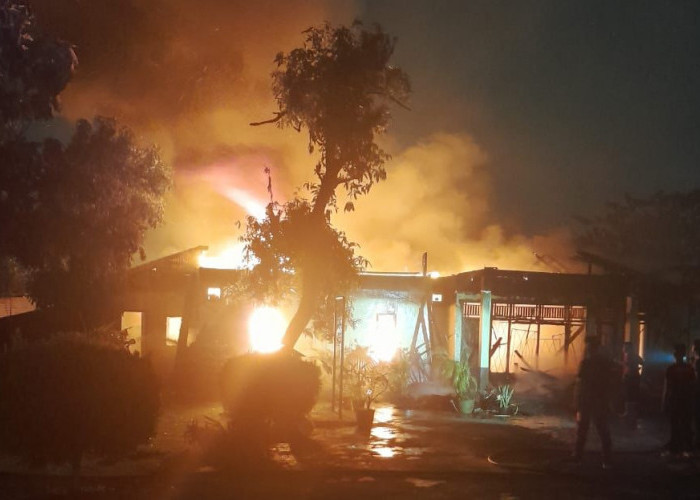 Rumah Dinas Dansat Brimob Polda Sumsel Terbakar, Asal Api Belum Diketahui