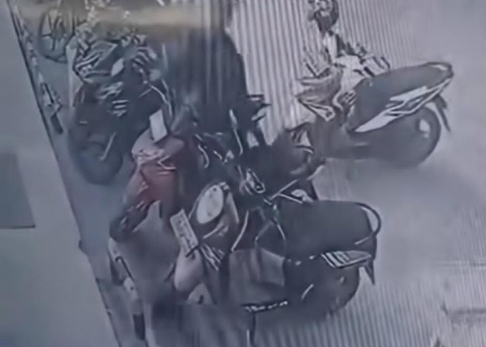 Dua Pelaku Curanmor di Palembang Terekam Kamera CCTV, Hitungan Detik Gasar Motor Parkiran Minimarket 