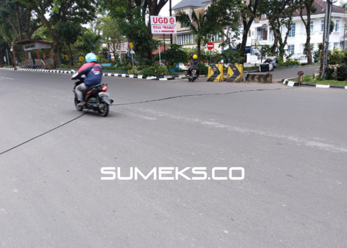 Kabel Melintang di Jl POM IX Palembang Bahayakan Pengguna Jalan
