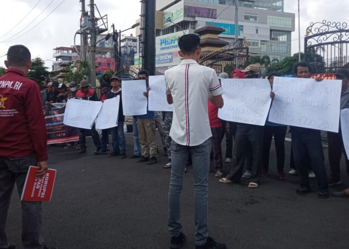  Kedatangan Aiptu FN Disambut Demo Berantas Debt Collector dan Ucapan Karangan Bunga untuk Polda Sumsel