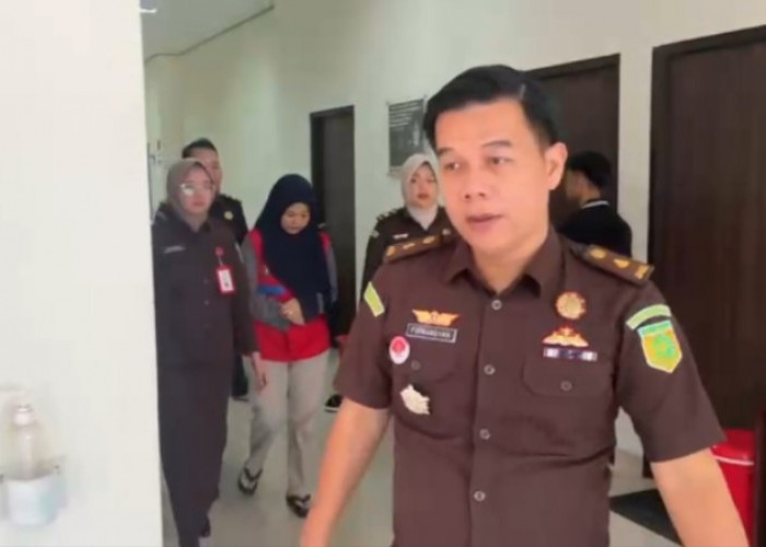 Beri Kado HUT HBA ke-65, Kejari Muba Resmi Serahkan Yuli Efrina Tersangka KUR Fiktif Rp807 juta ke JPU