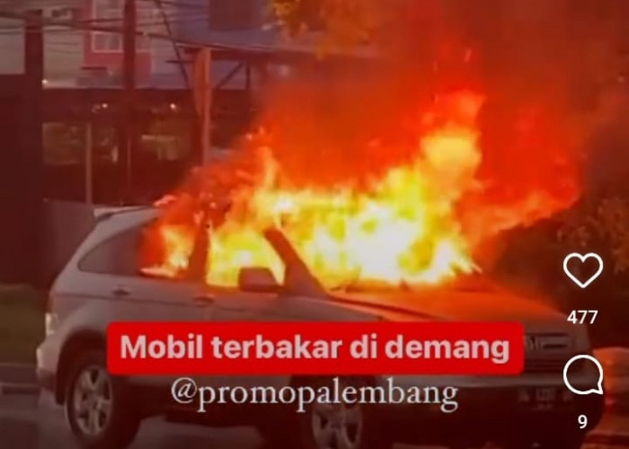 BREAKING NEWS: Mobil Honda CRV Terbakar di Jalan Demang Lebar Daun