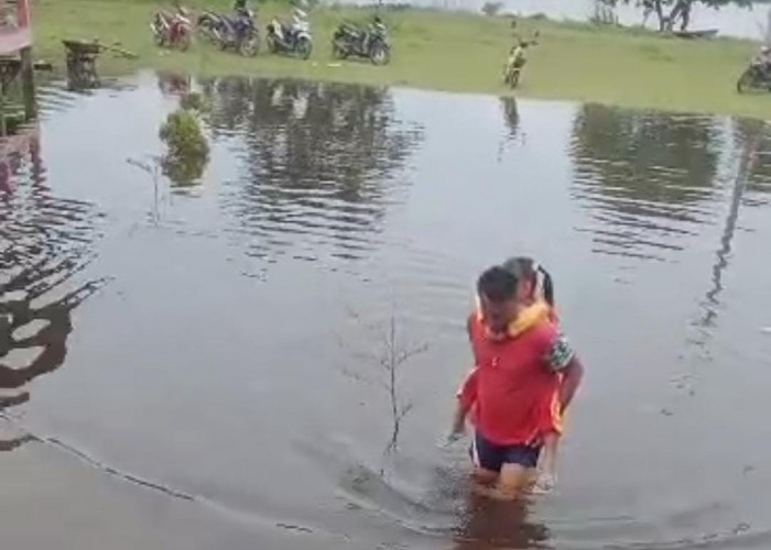  Digendong Bapak Terobos Banjir, Siswa di Rantau Bayur Banyuasin Semangat Belajar  