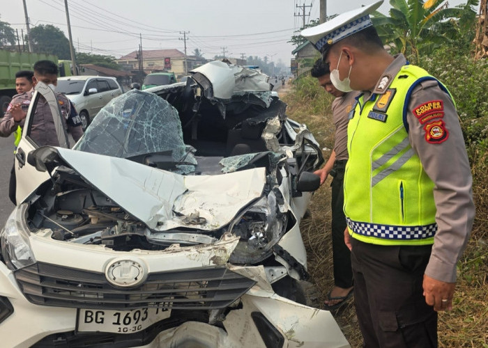 Mobil Alami Pecah Ban, Sigra Seruduk Fuso di Jalinsum Palembang-Indralaya Ogan Ilir, Kondisi Kendaraan Ringsek