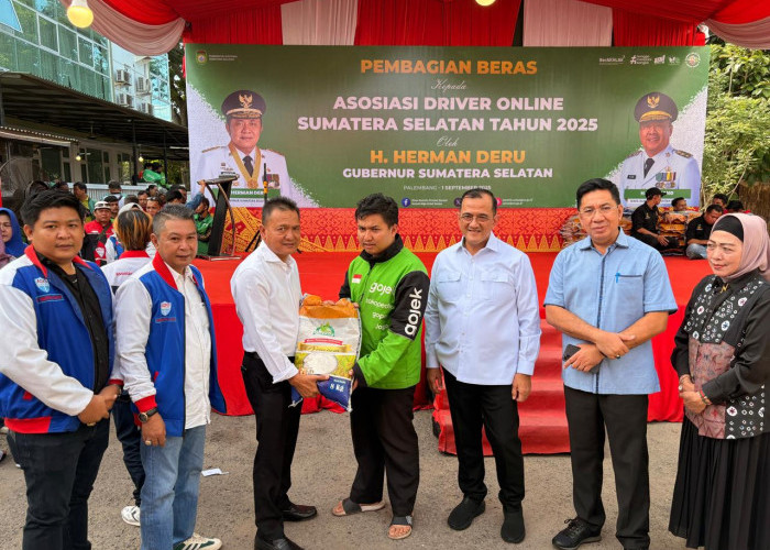 Bank Sumsel Babel Bersama Pemprov Sumsel Bagikan Beras untuk Driver Online