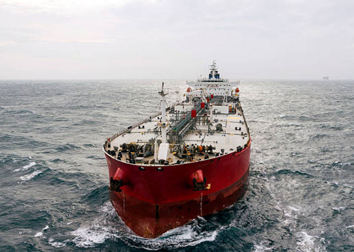 Kapal Tanker Dihantam Proyektil di Lepas Pantai UEA, Trump Janji Kawal