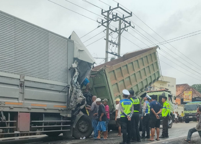 Lalai Truk Hino Tabrak Truk Isuzu di Jalintim Serinanti OKI Penyebab Jalan Licin