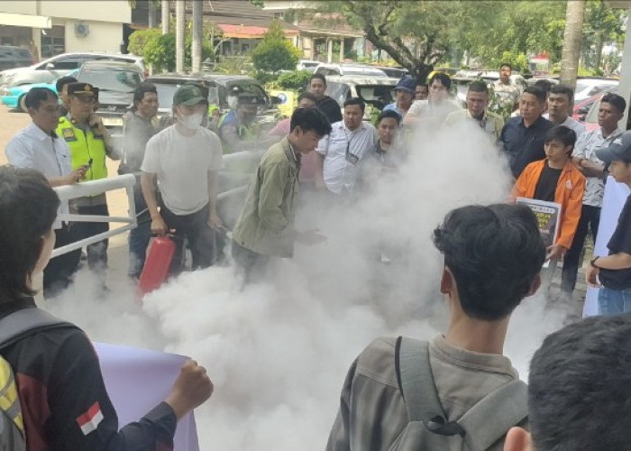 Semprot APAR Saat Bakar Ban, Puluhan Massa Aksi Unjuk Rasa Soal Sidang Korupsi di PN Palembang Nyaris Ricuh