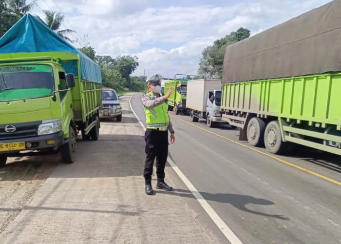  Jalintim Palembang-Betung Macet Sejak Jumat Sore, Polres Banyusin Turunkan Tim Urai Mobile  