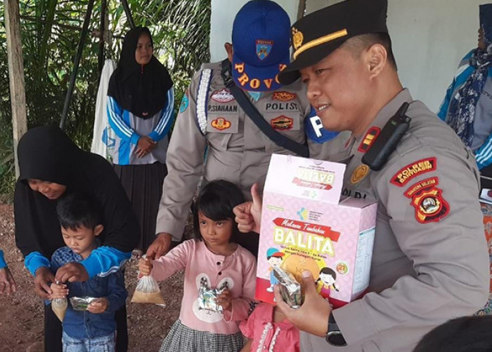 Cegah Stunting di Kabupaten Banyuasin, Polsek Tungkal Ilir Berikan Makanan Tambahan untuk Balita