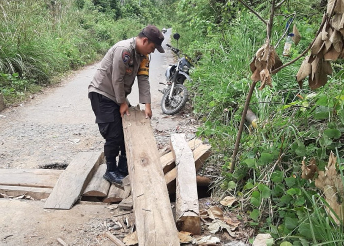Jembatan Desa Giriyoso Rusak, Personel Polres Musi Rawas Tidak Tinggal Diam