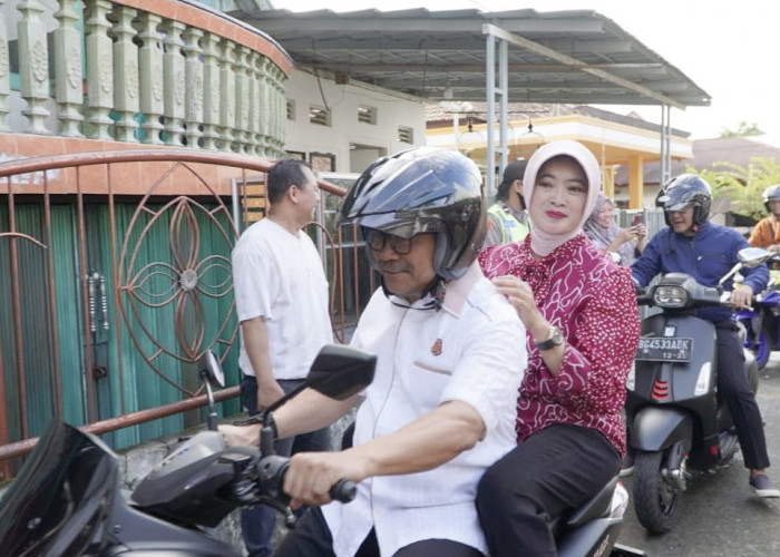 Nekat Pakai Sepeda Motor, Kajati Sumsel Bersama Istri Ikut Nyoblos di TPS 028 