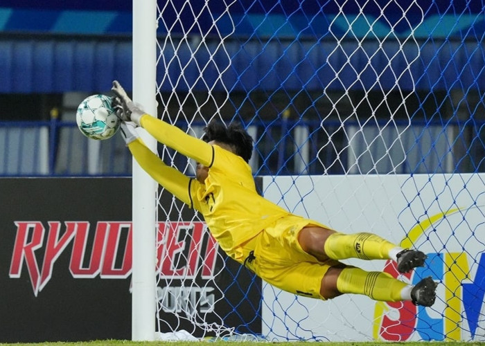 Babak Pertama Final AFF U23: Indonesia 0-0 Vietnam; Kiper Ernando Selamatkan Penalti