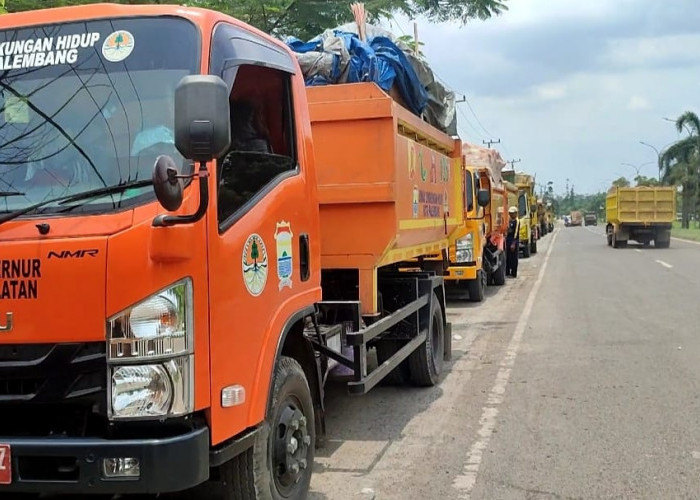 Puluhan Truk Sampah Antre Masuk TPA Sukawinatan hingga ke Jalan Noerdin Pandji, Ternyata ini Penyebabnya!