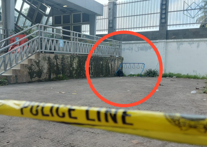Tas Ransel Warna Hitam di Bawah Tangga Stasiun LRT RSUD Siti Fatimah Palembang, Gegana Brimob Turun
