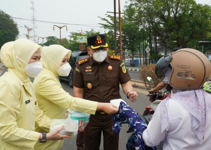 Peduli Warga Terdampak Kabut Asap, Kejari Muba dan IAD Bagikan Masker hingga Sarapan Gratis